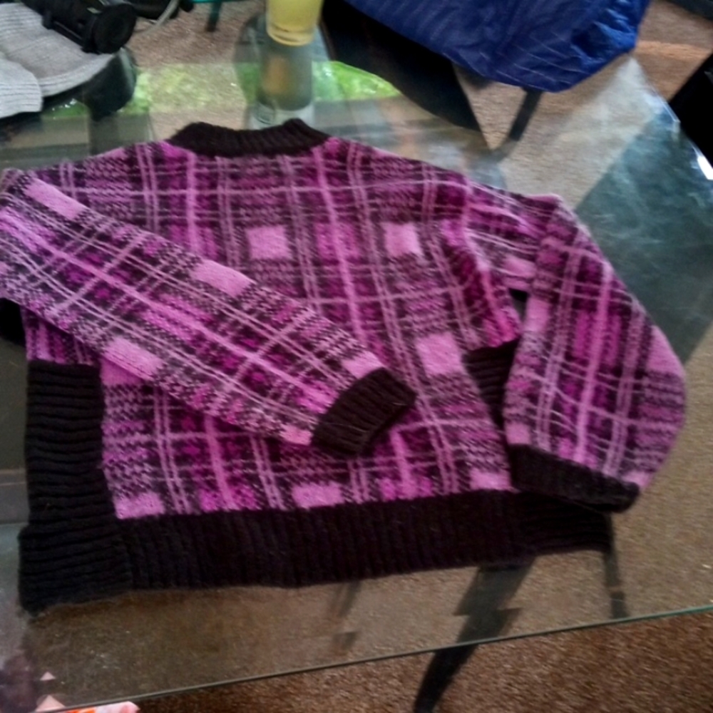 I'm selling this vintage style sweater beautiful purple.